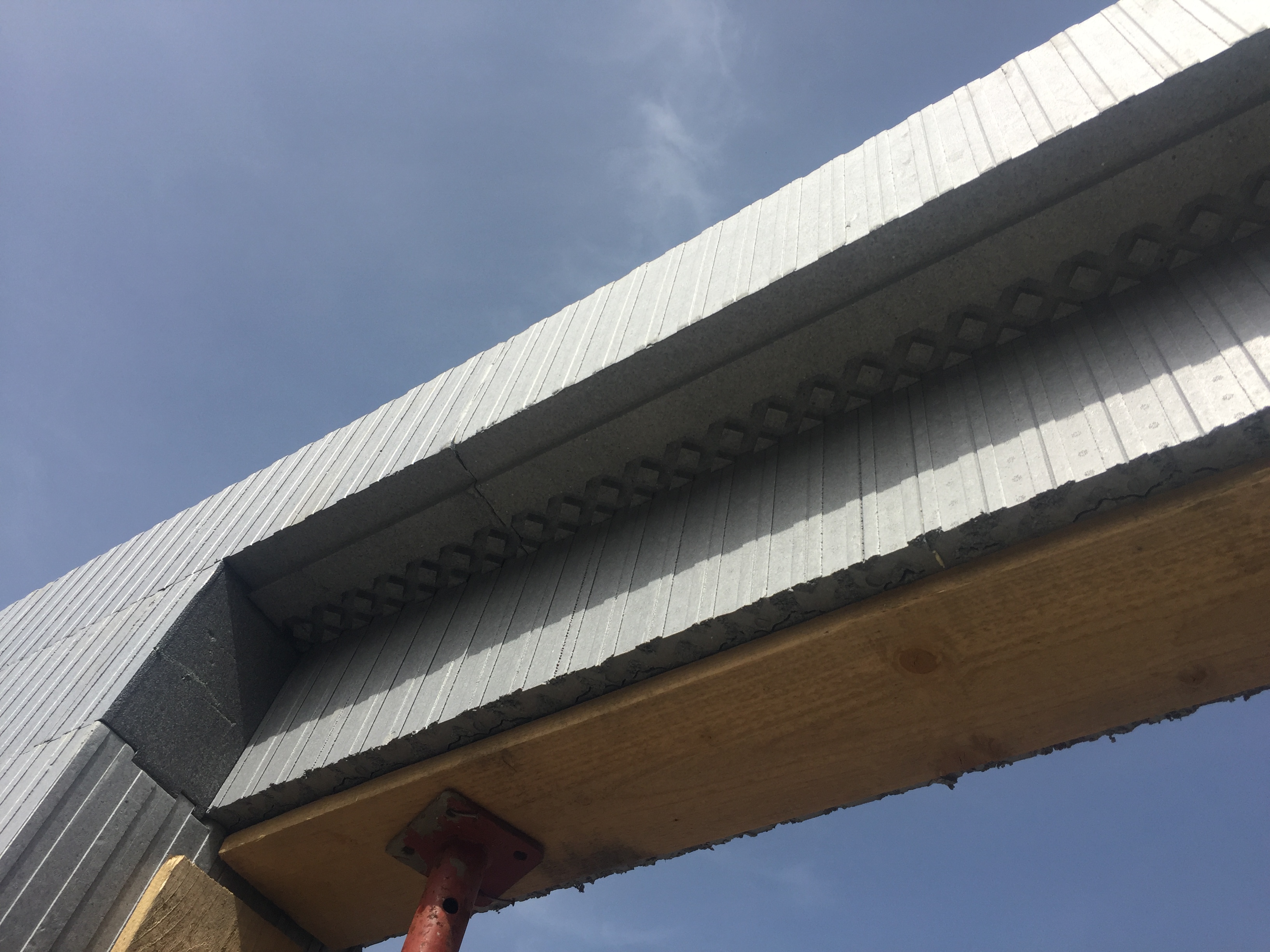 Polystyrénové tvárnice - stenový systém bez tepelných mostov pre nízkoenergetické a pasívne domy - železobetónové steny
